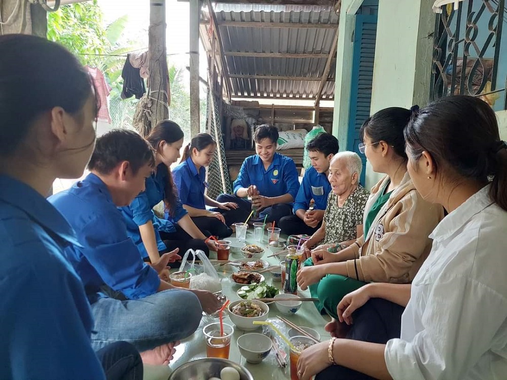 TANG QUA GD CHINH SANH