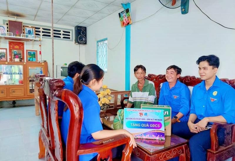 TANG QUA GD CHINH SACH