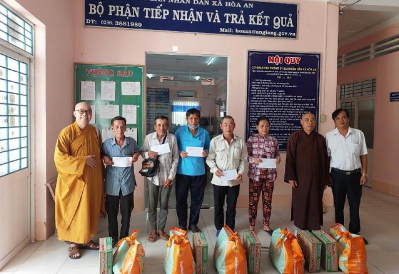 Phát quà cho người có công